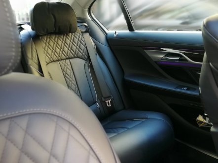BMW-730-rear-seat-from-front